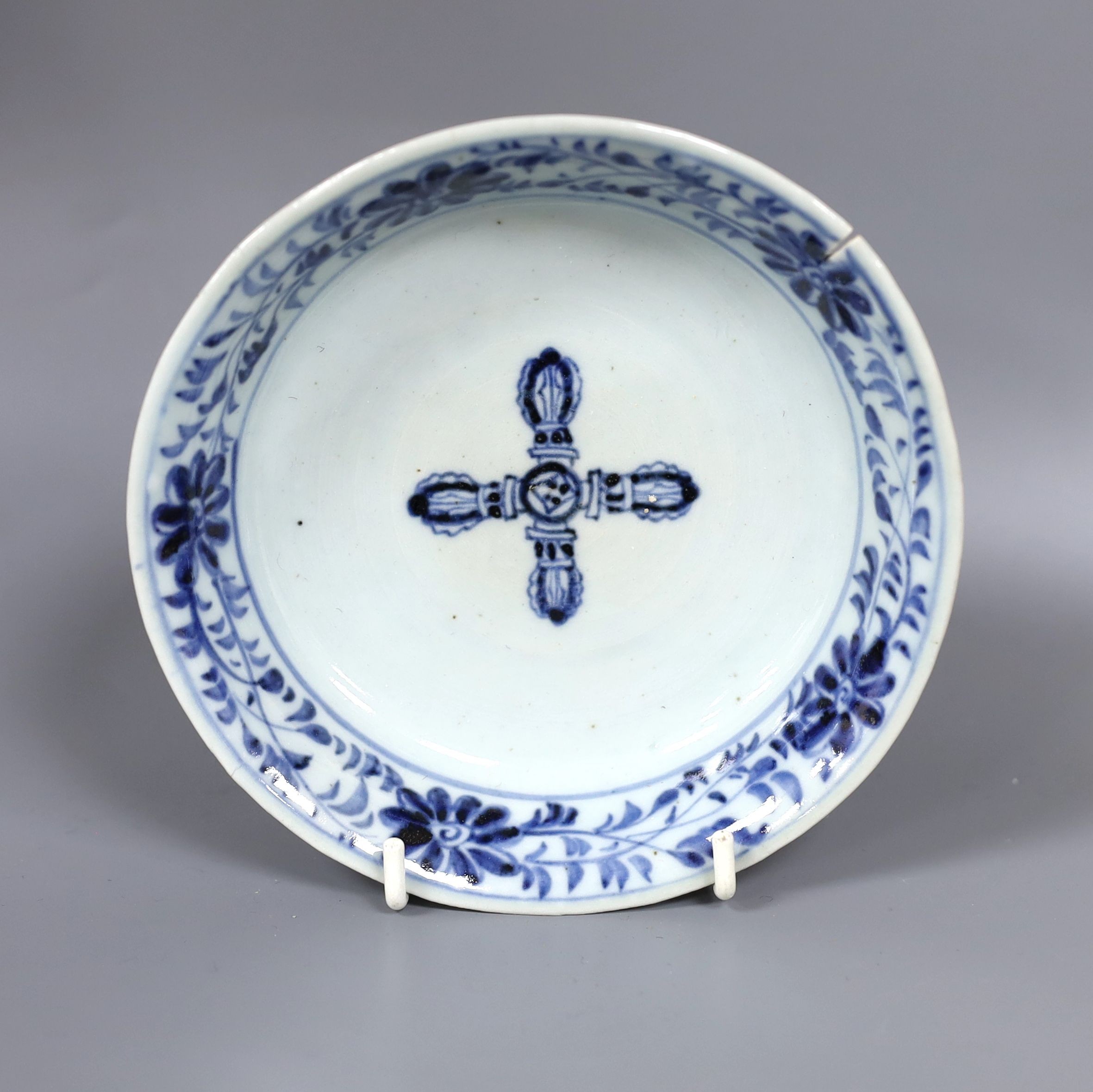 A Chinese blue and white dish, Ming dynasty, 15cm